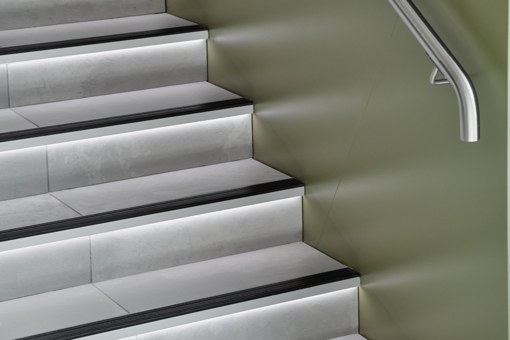 Illuminated staircase using Schlüter-LIPROTEC lighting profile