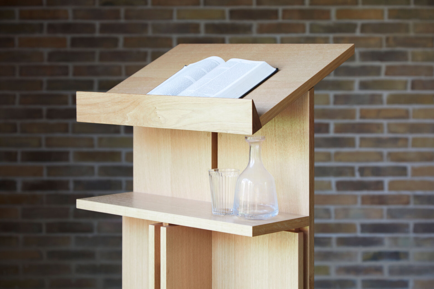 International Presbyterian Church Ealing, A minimal lecturn