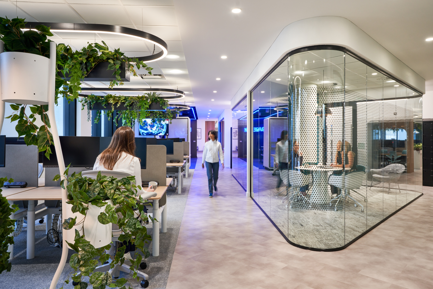 Modus Workspace, Capital.com - office desks and biophilia