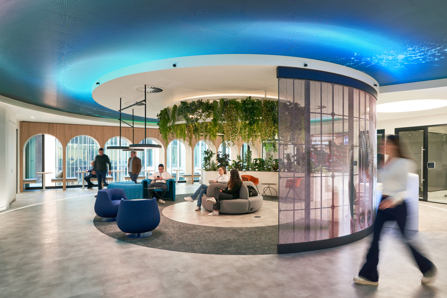 Modus Workspace, Capital.com - Nexnovo curved screen